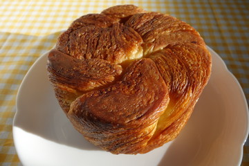 白い皿の上のミルクデニッシュ