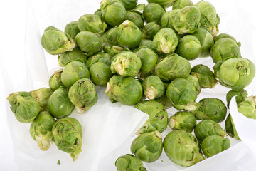 Rosenkohl, Bio Qualität, nicht geputzt und nicht  geschält auf weißem Hintergrund