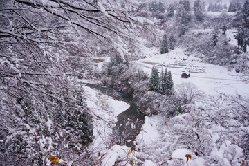 雪国、十日町にある里山の集落に冬の訪れ