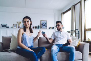 Obraz premium Couple sitting on sofa and discussing financial situation