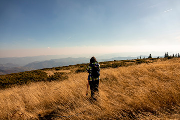 Obraz na płótnie Canvas Woman tourist photographer on a mountain.