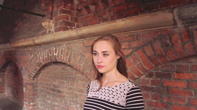 Junge Frau in L&uuml;becks Altstadt