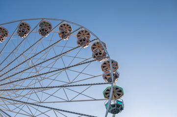 Schönes Riesenrad vor blauem wolkenlosen Himmel