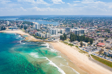 Obraz premium Widok z lotu ptaka na Cronulla i Cronulla Beach w południowej części Sydney w Australii w słoneczny dzień