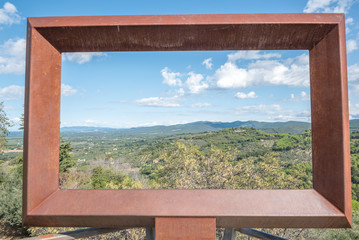 Toskana bei Castagnetto Carducci, Blick durch Rahmen