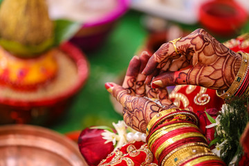 Indian traditional wedding ceremony : Bridal hand with mehandi design 