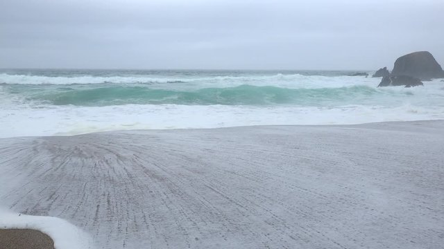 Mar bravo con las olas batiendo las rocas de la playa de Valdovi&ntilde;o. Galicia