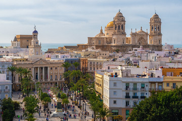 Die Kathedrale und das Rathaus von Cádiz in Spanien - obrazy, fototapety, plakaty