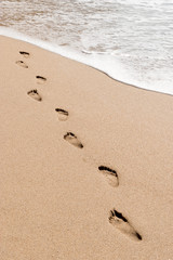 Plakat footprints in the sand with wave