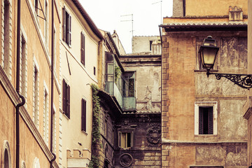 Fototapeta na wymiar Street corner in Rome with old street light
