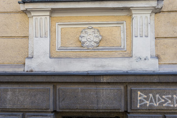 Flower sculpture design on wall between decorative arches