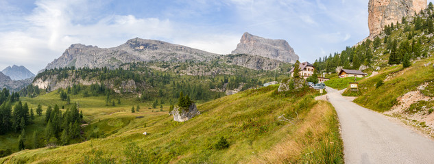 Dolomity - turystyka górska. Panoram z widocznym szczytem Averau.