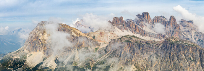 Górskie szczyty zasnute chmurami. Krajobraz Dolomitów - góra Lagazuoi. Piękna alpejska panorama. © art08