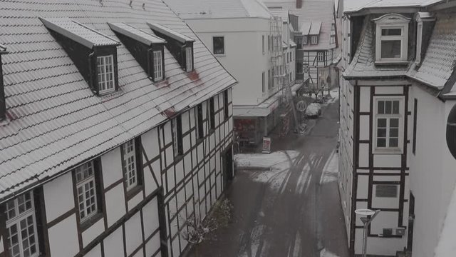 Schneebedecktes Stadtidyll mit Fachwerkh&auml;usern 2