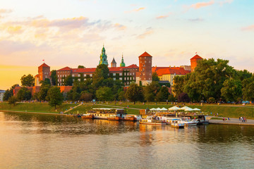 Fototapeta premium Panoramiczny widok na Wawel o zachodzie słońca. Rejsy wycieczkowe po Wiśle. Kraków, Polska.