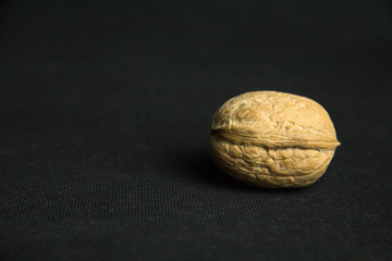 noce in primo piano su sfondo nero