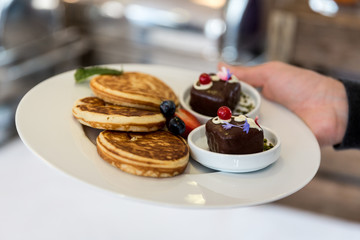 Teller mit süssen Pancakes und Schokoladen Praline