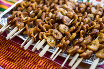 Afrikanische frittierte Kochbananen auf Spießen