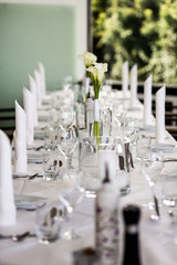Hochzeitstafel elegant in weiß mit callas