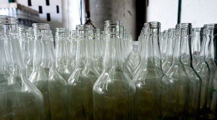 Bouteilles de rhum de Guadeloupe vides avant remplissage