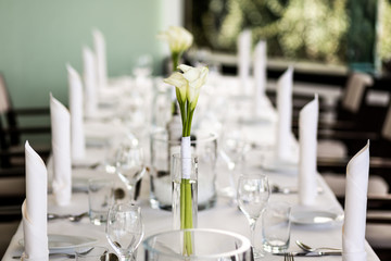 elegante Tisch Dekoration in Weiß mit Callas