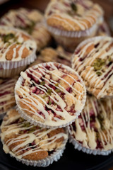 Muffins mit Himbeeren und zuckerguss