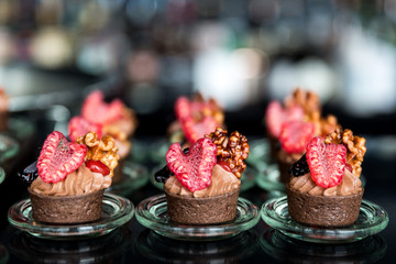 kleine Schokoladenkuchen mit Himbeere und Walnuss