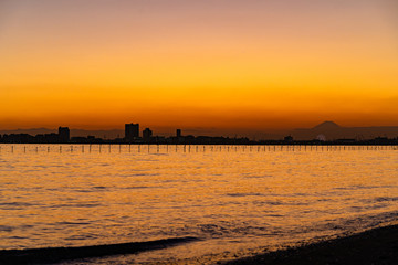 Naklejka premium 写真素材: 冬の三番瀬の夕日と富士山 