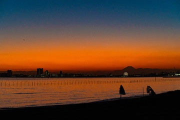 Fototapeta na wymiar 写真素材: 冬の三番瀬の夕日と富士山