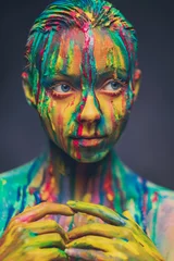 Foto auf Glas Junge Frau bedeckt mit einer bunten Farbe © Nejron Photo