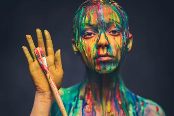Foto auf Glas Junge Frau mit bunter Farbe bedeckt © Nejron Photo