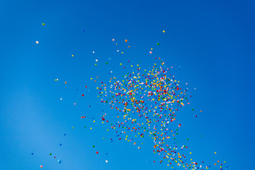 写真素材：青空　風船　カラフル