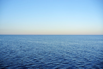 Obraz premium simple seascape at sunset without unnecessary details and a smooth horizon line