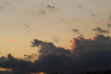 夕日に照らされる雲