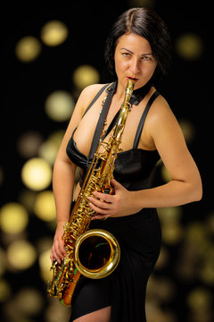Woman playin saxophone