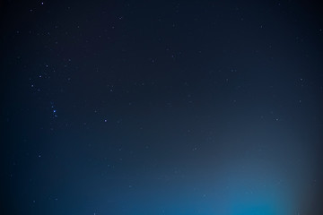 Fototapeta premium Ciemne niebo pełne gwiazd - Klasyczny błękit, kolor roku 2020