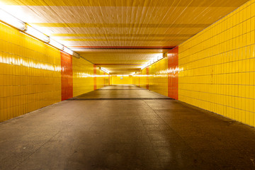 Fototapeta premium Tunnel mit gelben und roten Kacheln