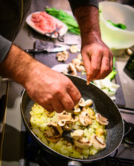 Cuoco in cucina