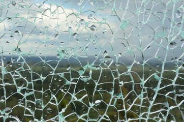 Landschaft durch zerbrochenes Glas