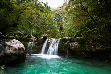 Hermoso cascada en la naturaleza