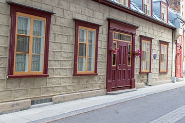 Fototapeta na wymiar entrance to an old house
