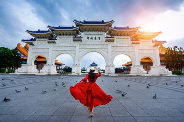Obraz premium Woman walking at Archway of Chiang Kai Shek Memorial Hall in Taipei, Taiwan.