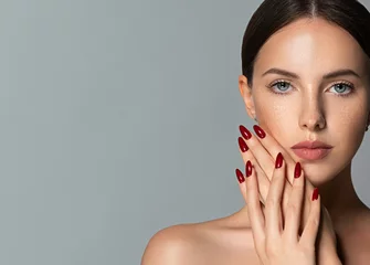 Fototapeten Schönes Mädchen . Vorbildliche Frau, die rote Maniküre auf Nägeln zeigt. Kosmetik, Schönheit und Make-up © Sofia Zhuravetc