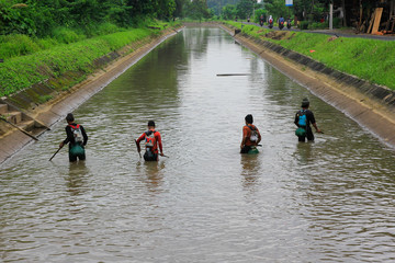 Yogyakarta, Indonesia, Jan 27, 2015. Fish finders by flowing electricity into the water in Mataram Selokan river. This method can kill other biota ecosystems.