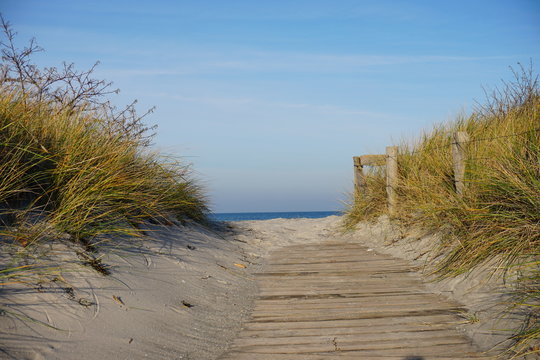 Holzweg mit dem Meer als Ziel