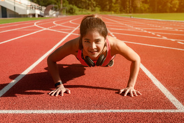 Obraz premium Sporty asian woman runner in fashionable sportswear