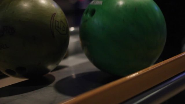 the bowling ball rolls on hand.different weight of the ball.automatic slide
