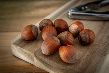 nocciole brasiliane su tagliere di legno