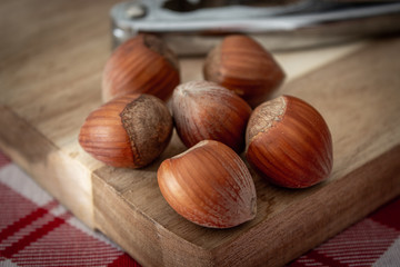 nocciole su tagliere di legno