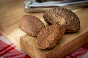 noci brasiliane su tagliere di legno